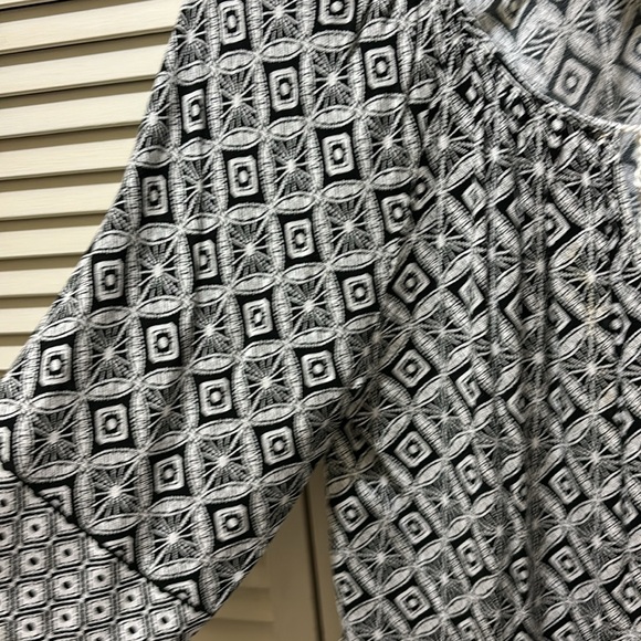 Ladies Ruby Rd. Black and white light weight smock. Size L. - Picture 3 of 4